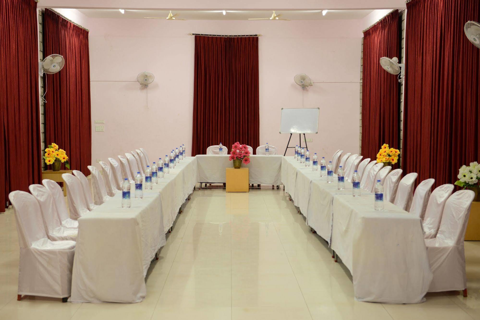 Kstdc Hotel Mayura Yatrinivas מייזור מראה חיצוני תמונה